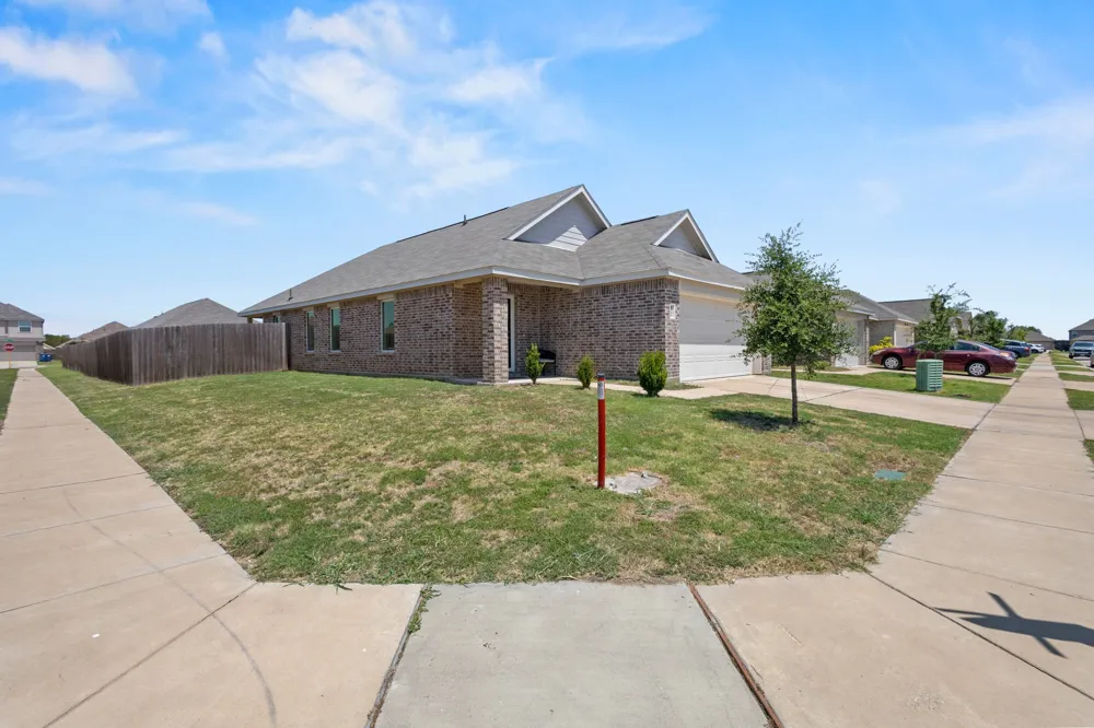 1600 Luke Street Ennis, TX 75119