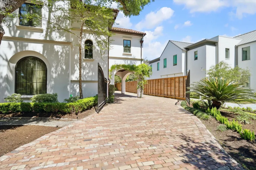 5556 Lynbrook Drive Houston, TX 77056