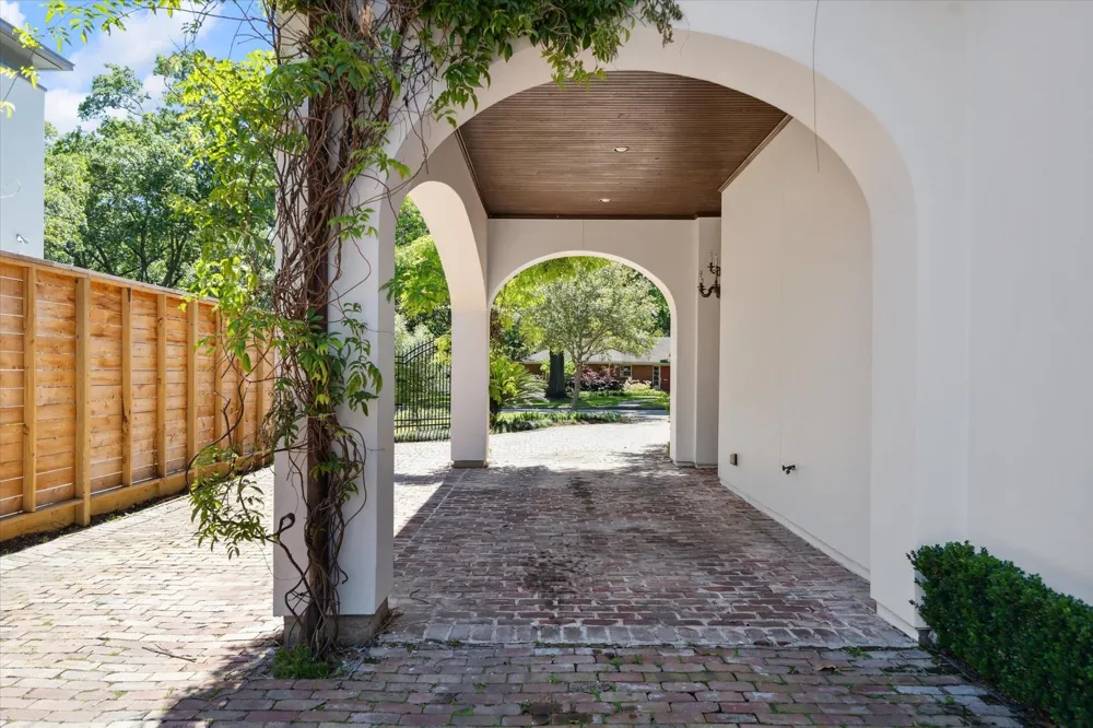 5556 Lynbrook Drive Houston, TX 77056