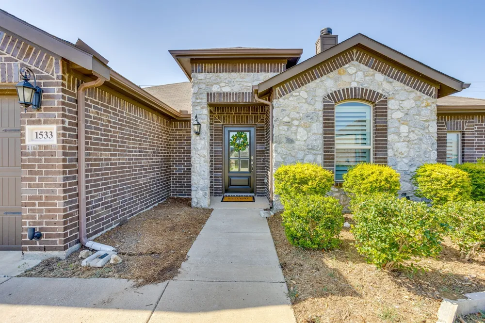 1533 Grassy Meadows Drive Burleson, TX 76058