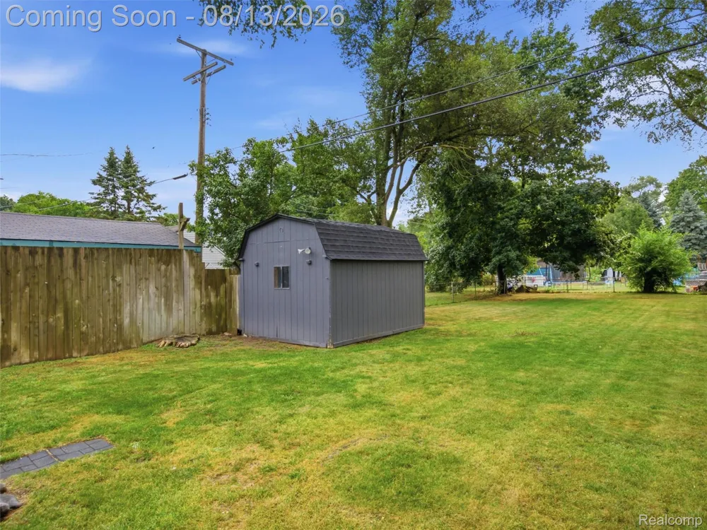 1039 Ennest Boulevard White Lake Charter Township, MI 48386