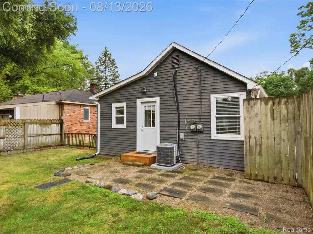1039 Ennest Boulevard White Lake Charter Township, MI 48386