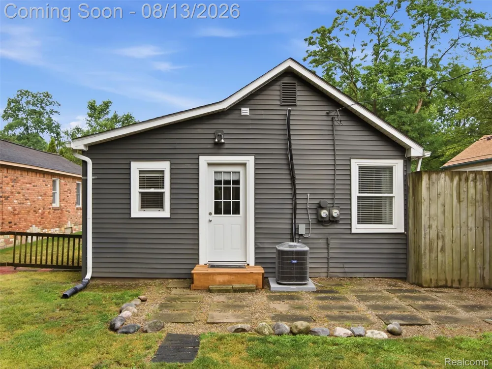 1039 Ennest Boulevard White Lake Charter Township, MI 48386