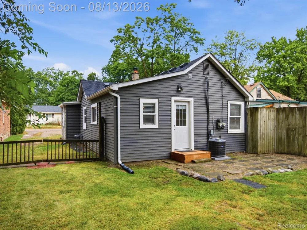 1039 Ennest Boulevard White Lake Charter Township, MI 48386