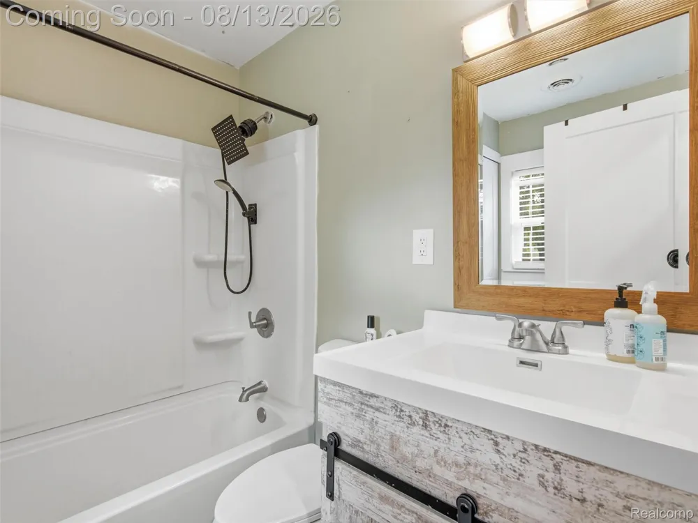 1039 Ennest Boulevard White Lake Charter Township, MI 48386