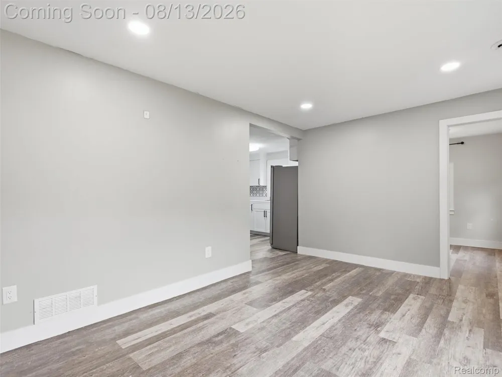 1039 Ennest Boulevard White Lake Charter Township, MI 48386