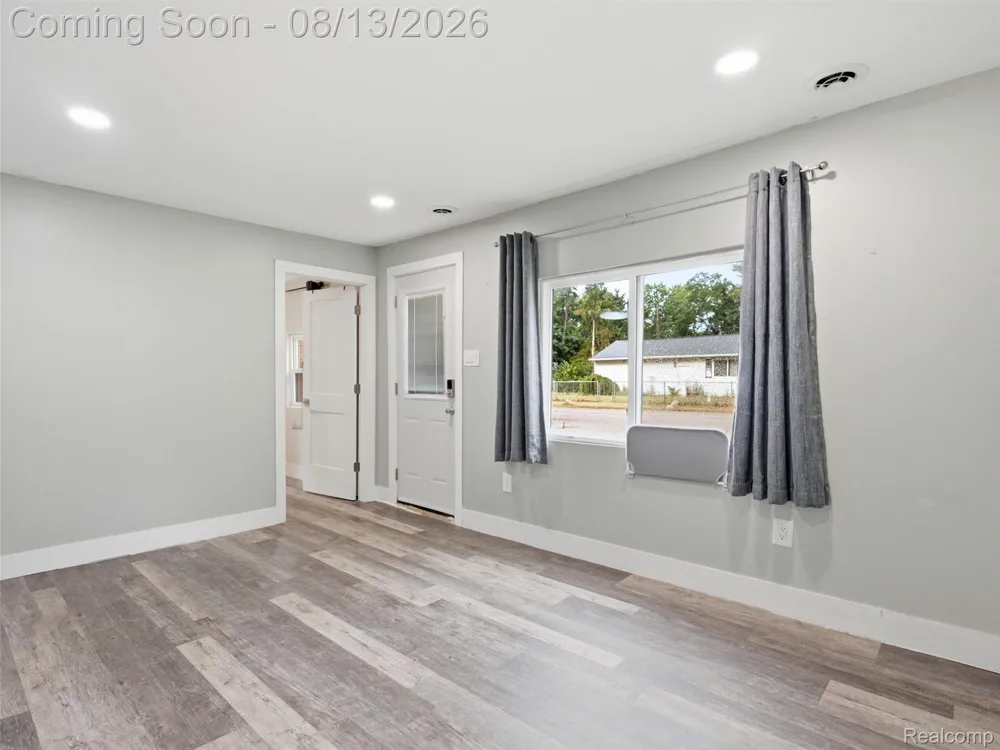 1039 Ennest Boulevard White Lake Charter Township, MI 48386