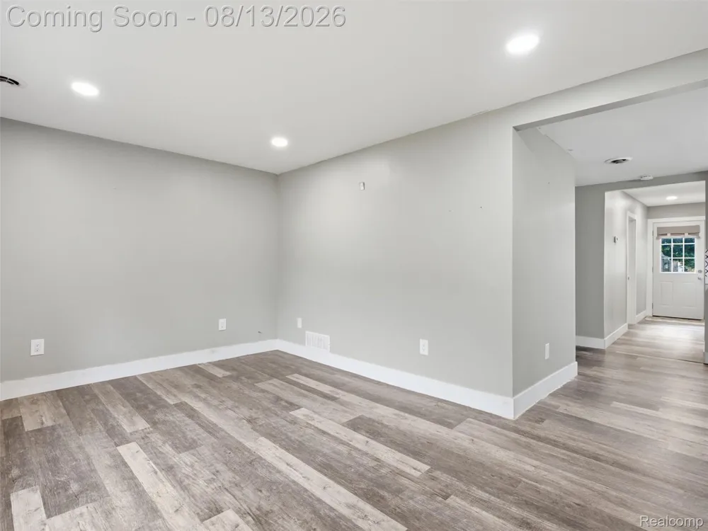 1039 Ennest Boulevard White Lake Charter Township, MI 48386