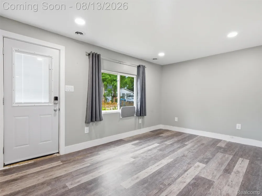 1039 Ennest Boulevard White Lake Charter Township, MI 48386