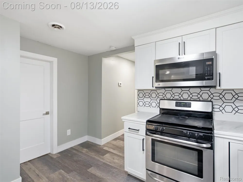 1039 Ennest Boulevard White Lake Charter Township, MI 48386