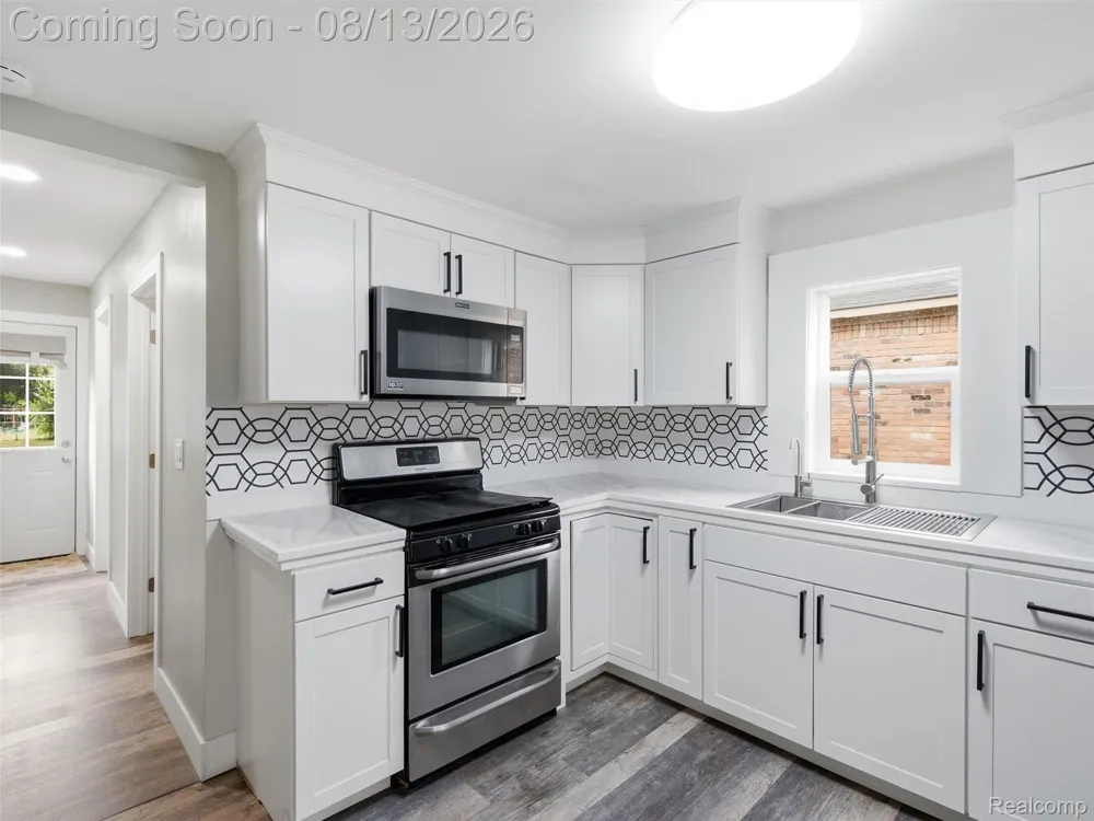 1039 Ennest Boulevard White Lake Charter Township, MI 48386