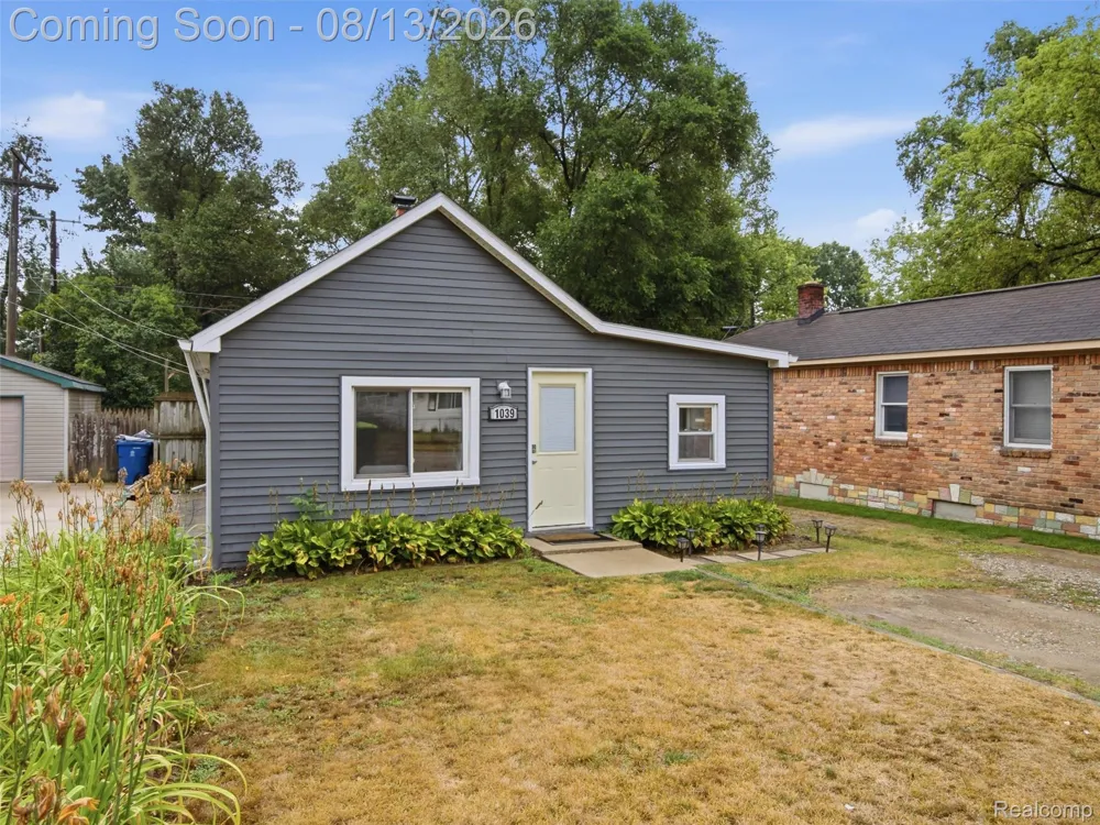 1039 Ennest Boulevard White Lake Charter Township, MI 48386