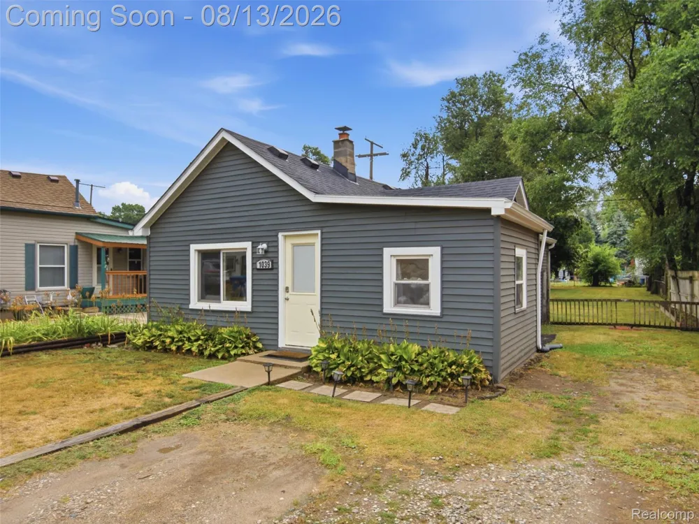 1039 Ennest Boulevard White Lake Charter Township, MI 48386