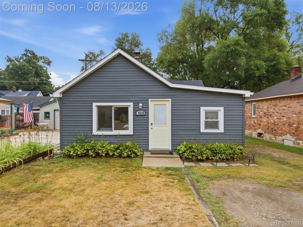 1039 Ennest Boulevard White Lake Charter Township, MI 48386