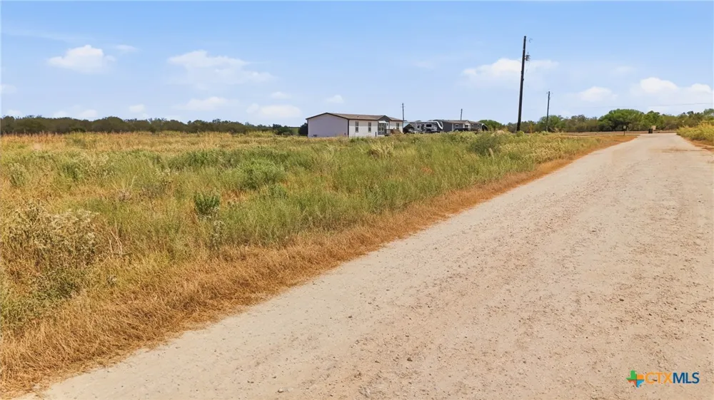 3 Private Rd 3042 Gonzales, TX 78629