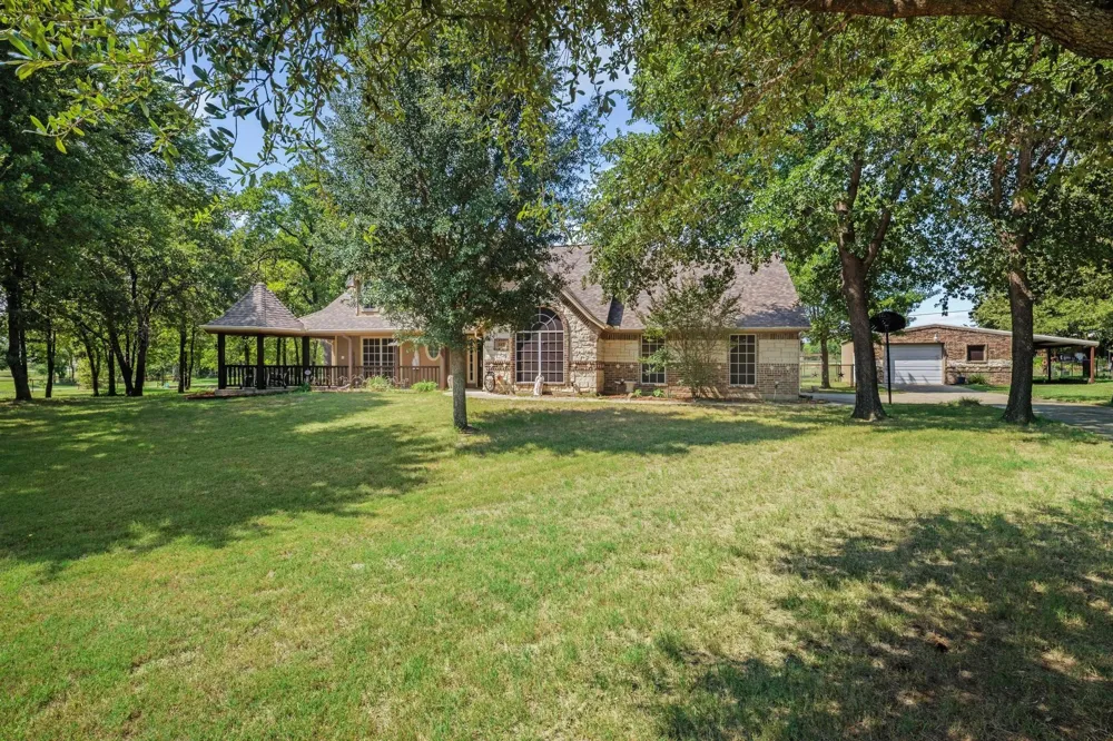 112 Knight Court Springtown, TX 76082