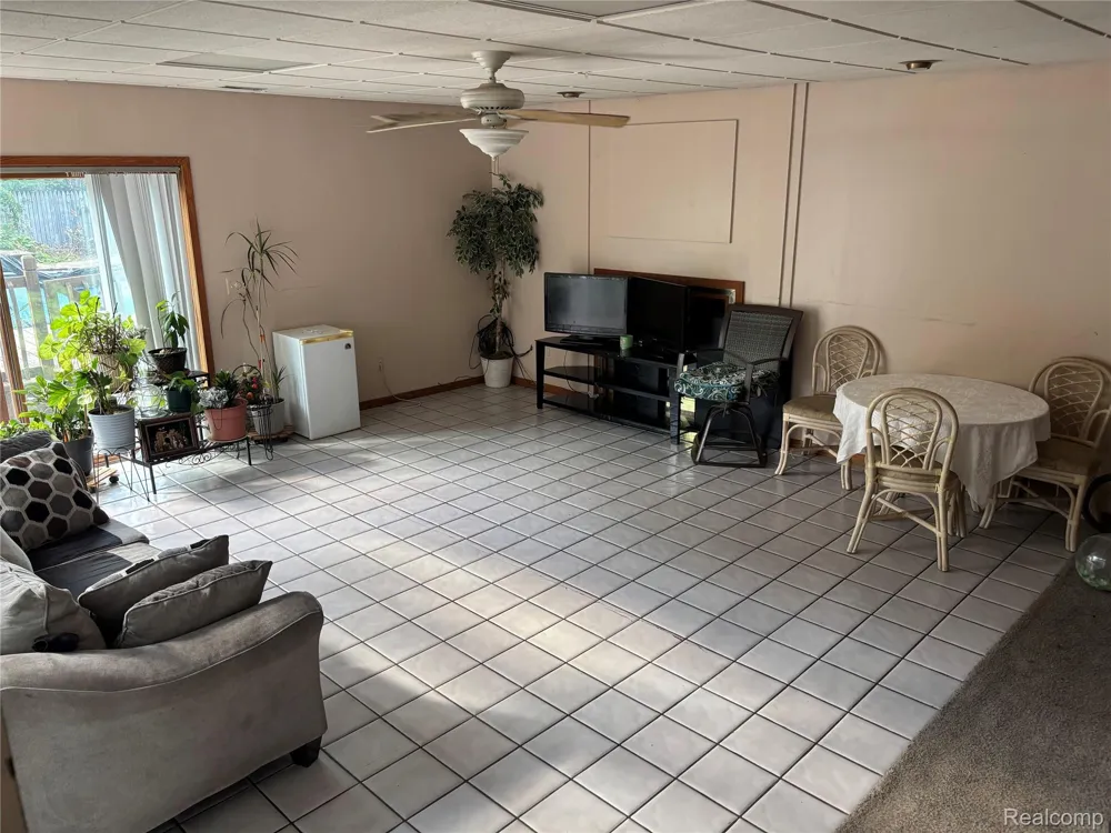 22449 Marine Avenue E Eastpointe City, MI 48021