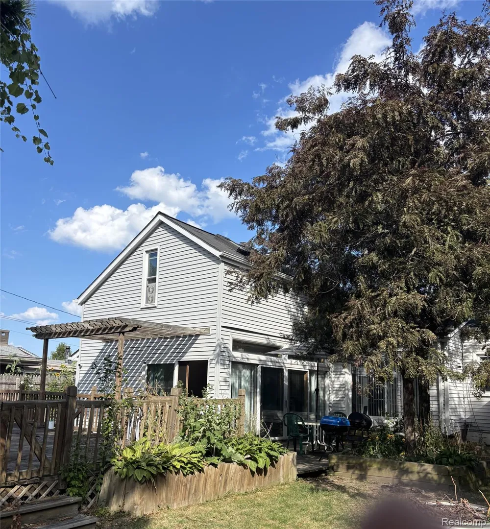 22449 Marine Avenue E Eastpointe City, MI 48021