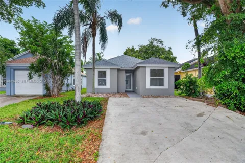 744 SW 9th St