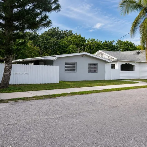 6220 NE Miami Pl