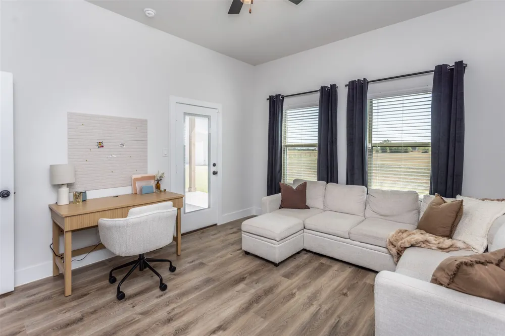 24 Dove Landing Valley View, TX 76272