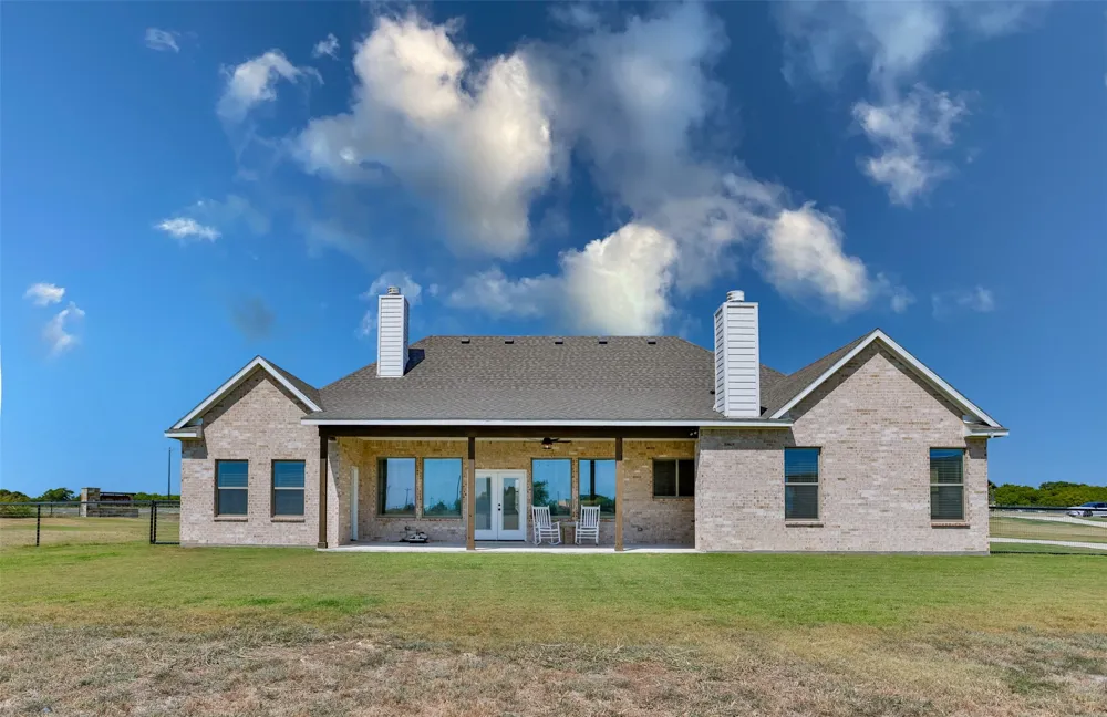 24 Dove Landing Valley View, TX 76272