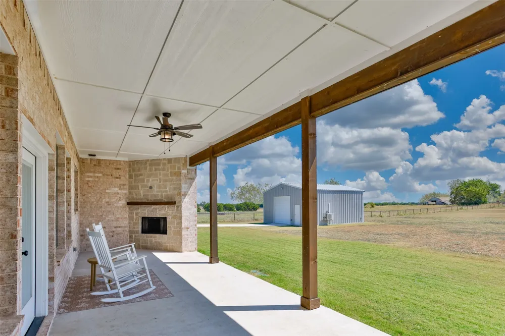 24 Dove Landing Valley View, TX 76272