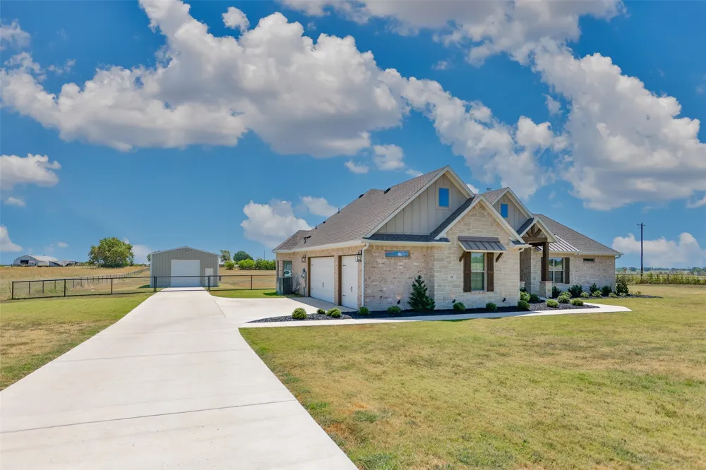 24 Dove Landing Valley View, TX 76272