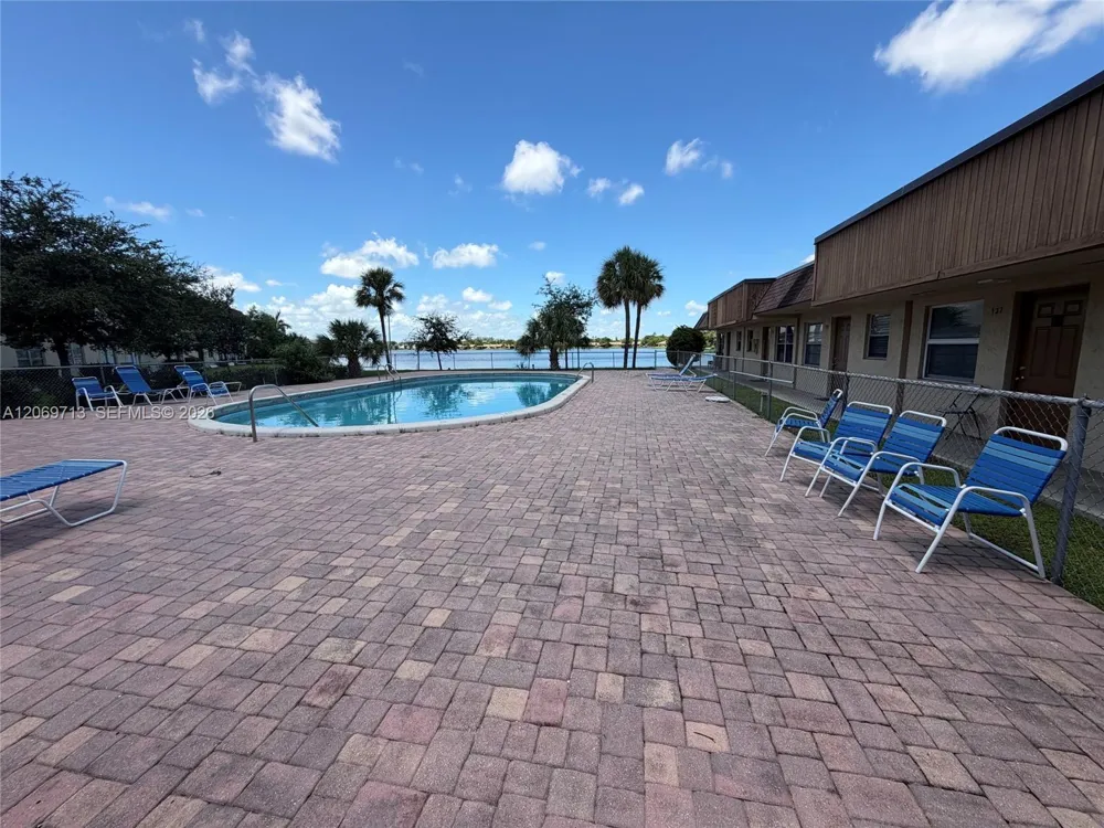 432 Lakeside Dr #257 Margate, FL 33063