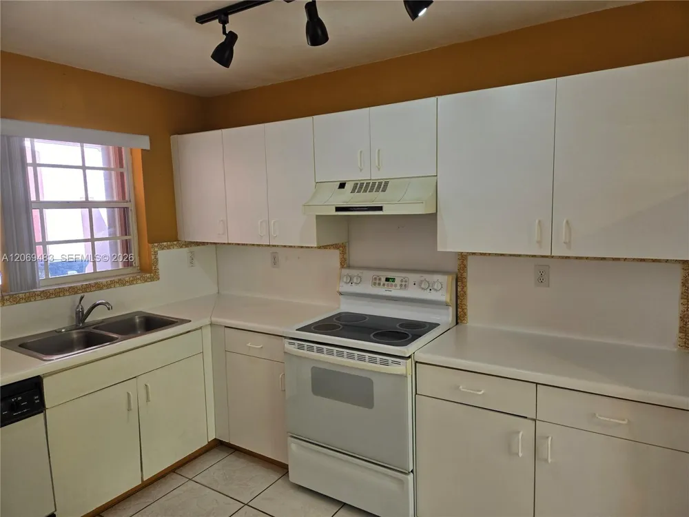 15416 SW 50th Ter Miami, FL 33185