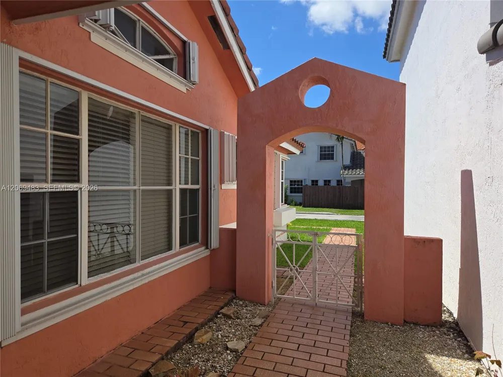 15416 SW 50th Ter Miami, FL 33185