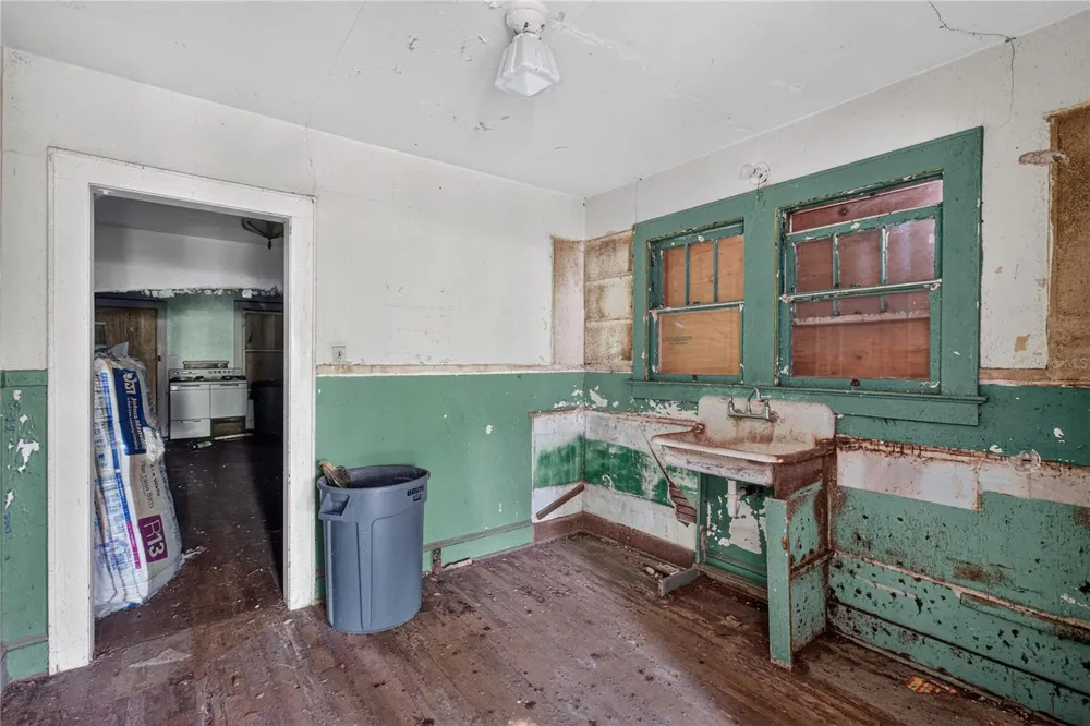 27 MILLS AVENUE Orlando, FL 32801