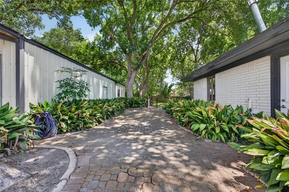 12803 Fairlane Drive Pearland, TX 77581