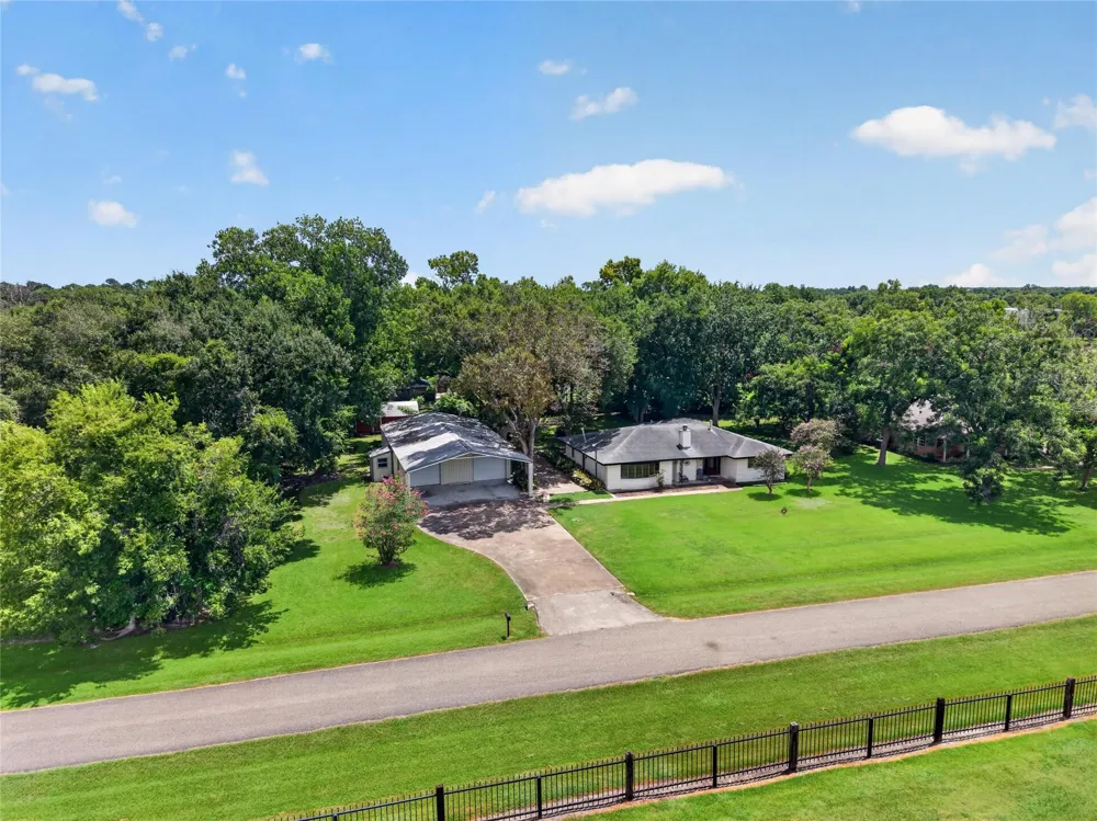 12803 Fairlane Drive Pearland, TX 77581