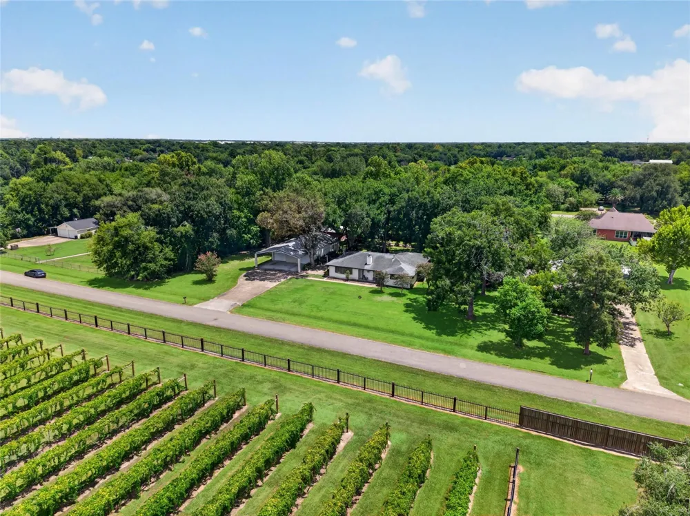 12803 Fairlane Drive Pearland, TX 77581