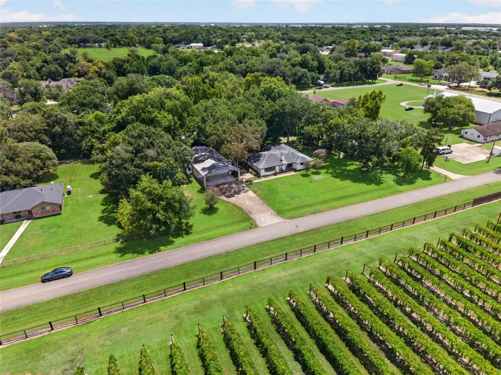 12803 Fairlane Drive Pearland, TX 77581