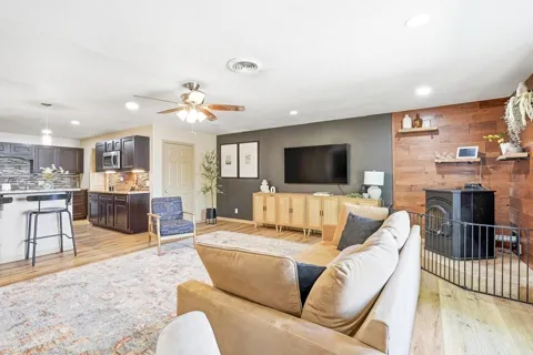 1435 Bandera Dr