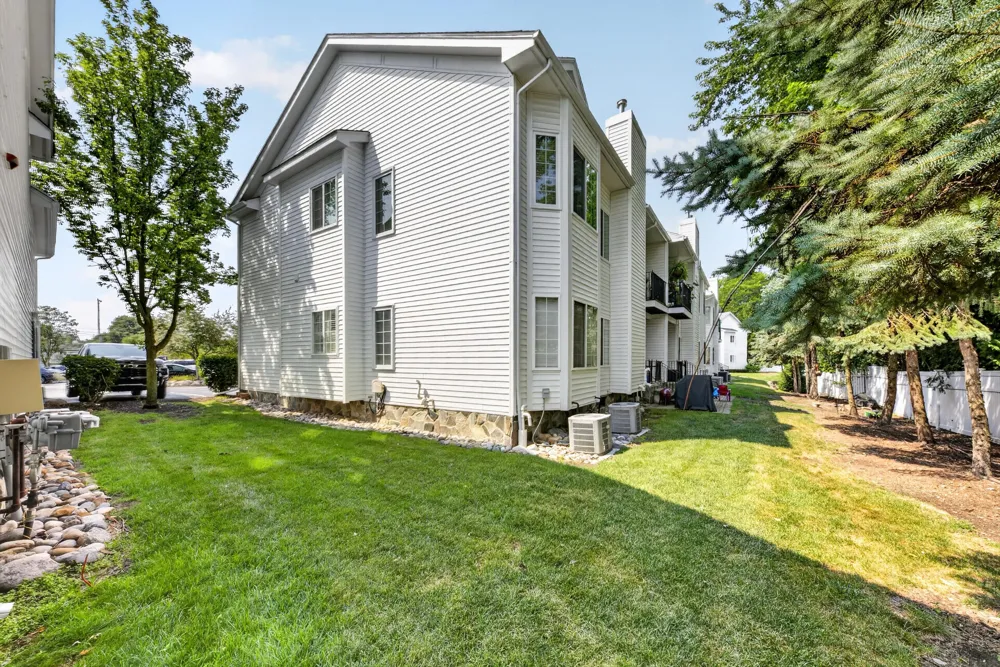 1684 Cassady Place Plymouth, MI 48170