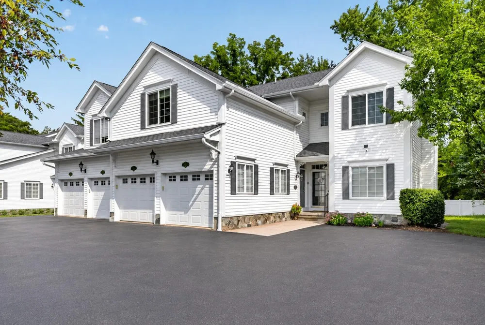 1684 Cassady Place Plymouth, MI 48170