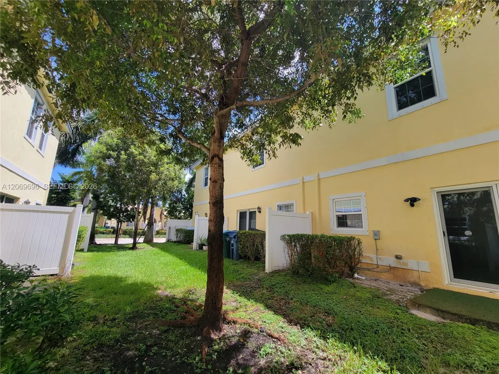 1107 NW 40th Ter #1107 Lauderhill, FL 33313