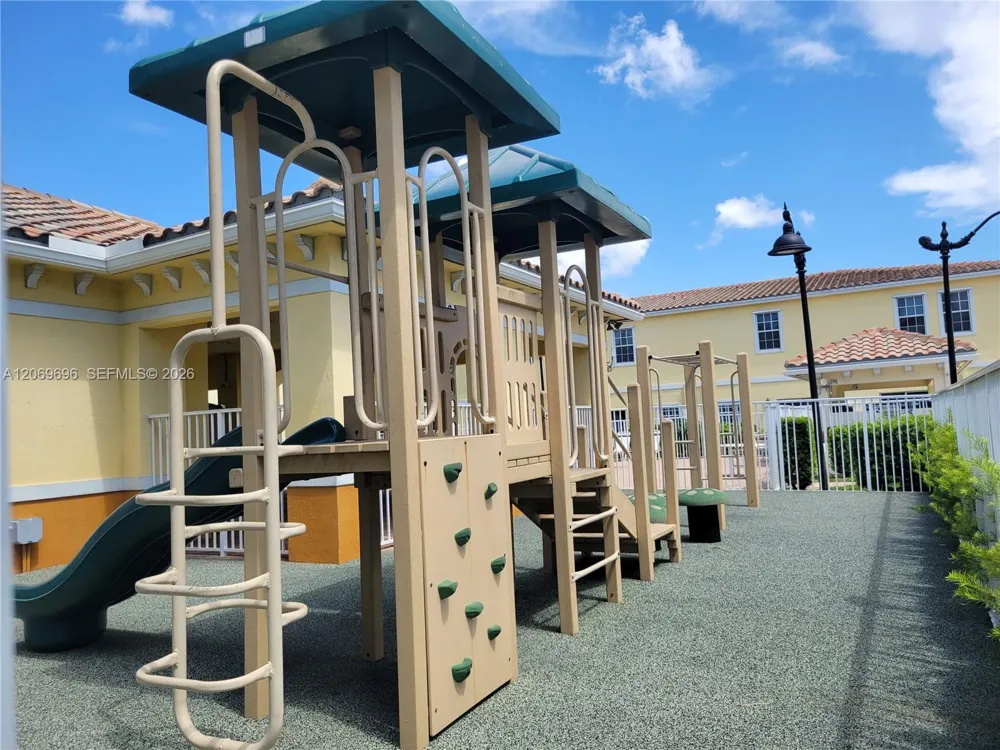 1107 NW 40th Ter #1107 Lauderhill, FL 33313