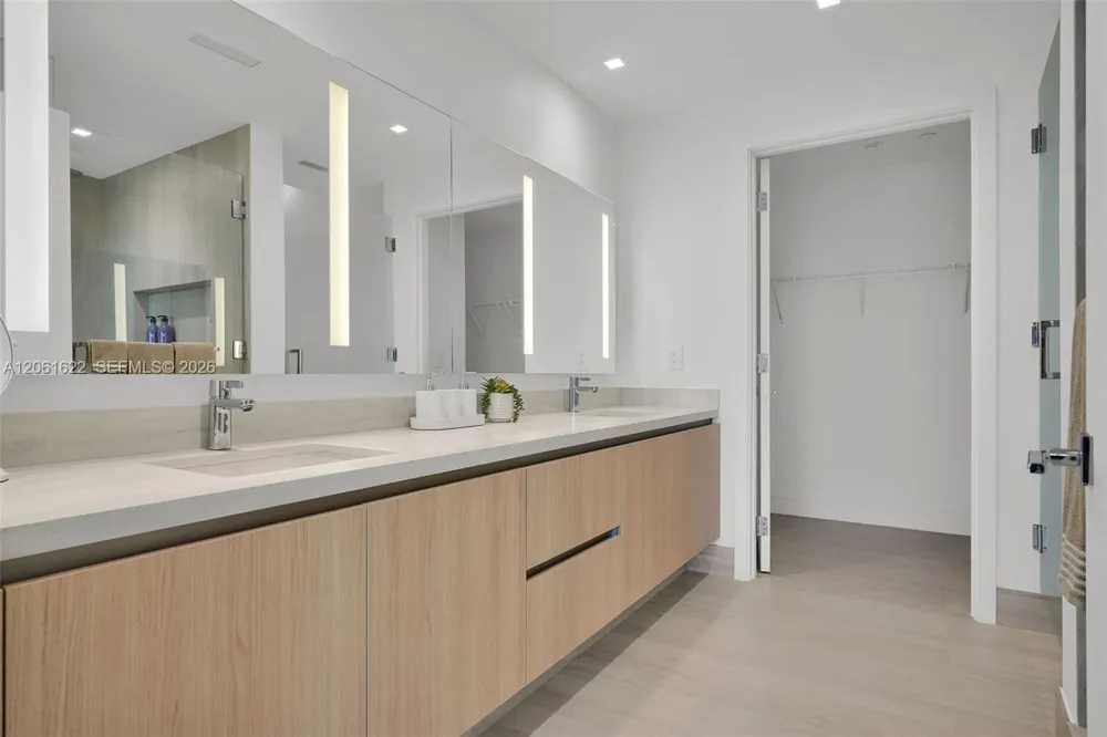 2411 Laguna Circle #1610 North Miami, FL 33181