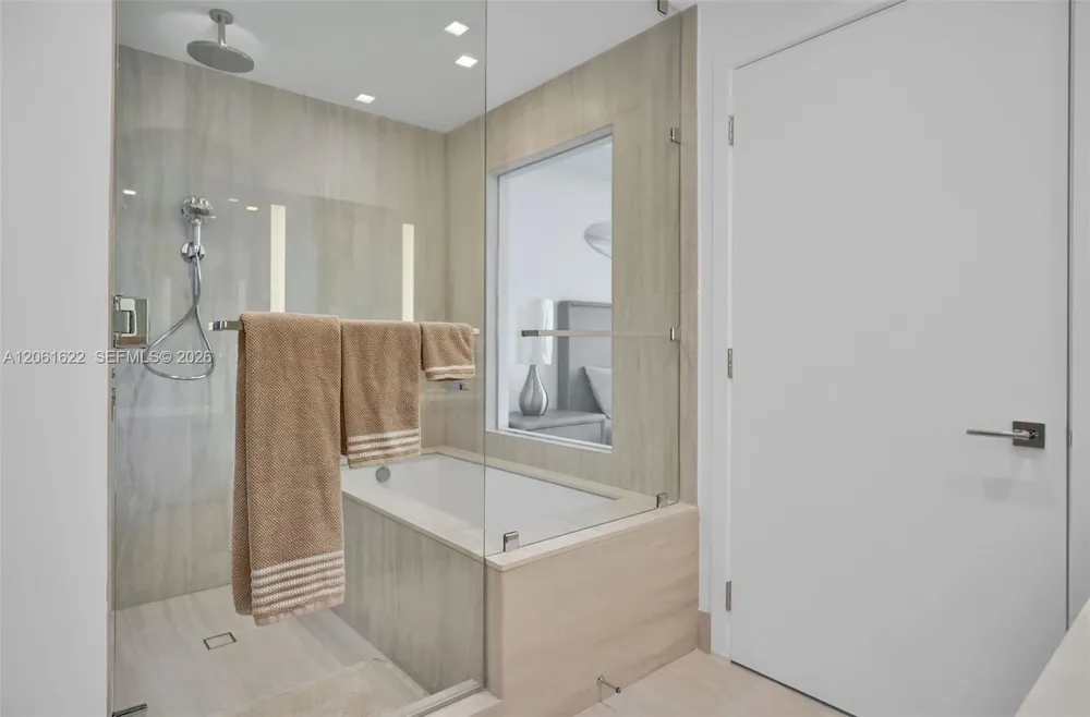 2411 Laguna Circle #1610 North Miami, FL 33181