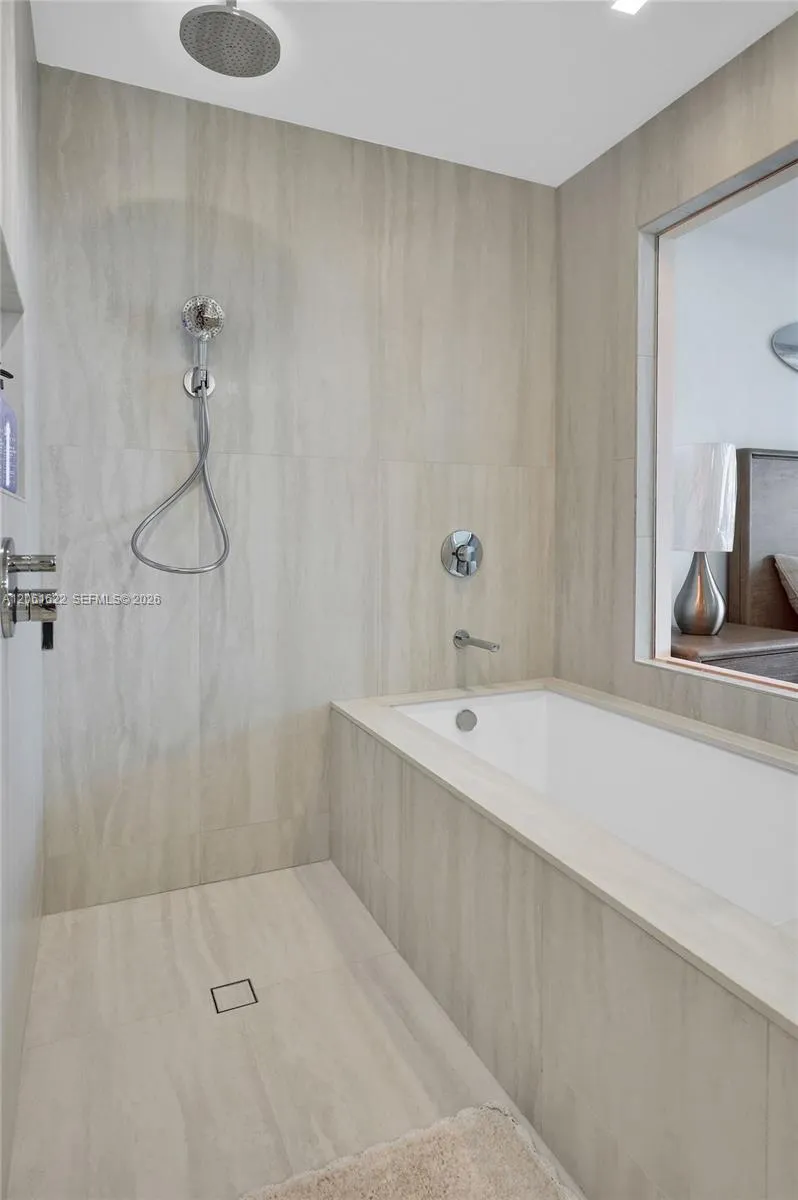 2411 Laguna Circle #1610 North Miami, FL 33181