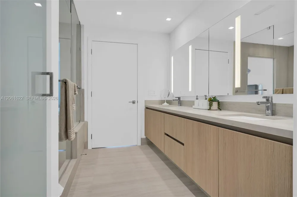 2411 Laguna Circle #1610 North Miami, FL 33181