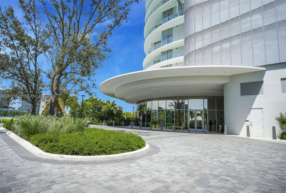 2411 Laguna Circle #1610 North Miami, FL 33181