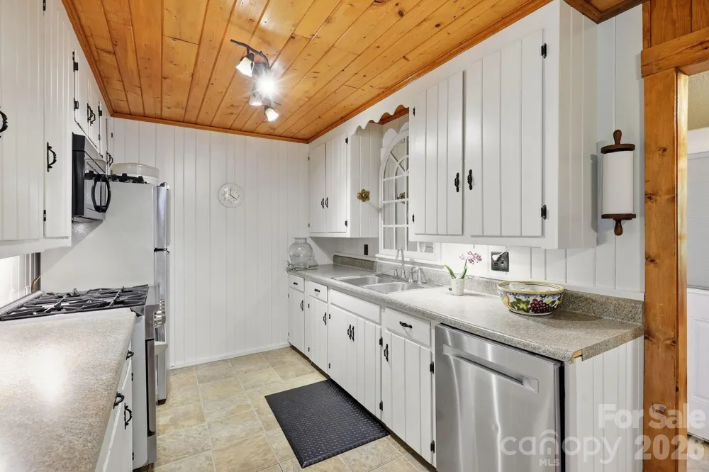 313 Walker Road Waynesville, NC 28786
