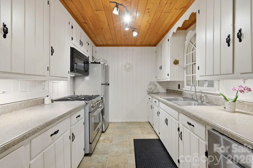 313 Walker Road Waynesville, NC 28786
