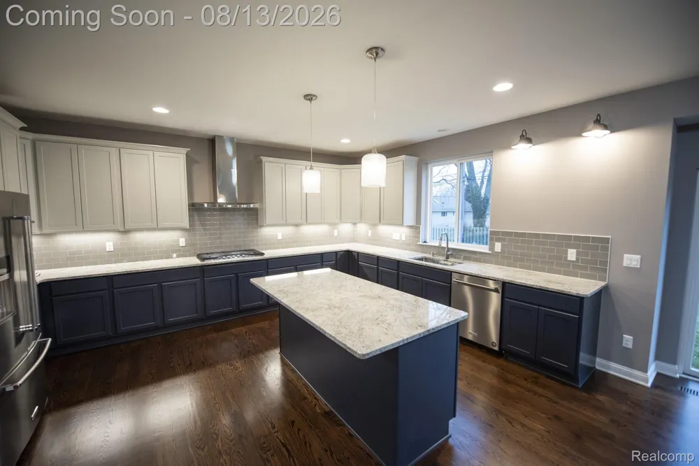 72 Arthur Drive Troy City, MI 48083