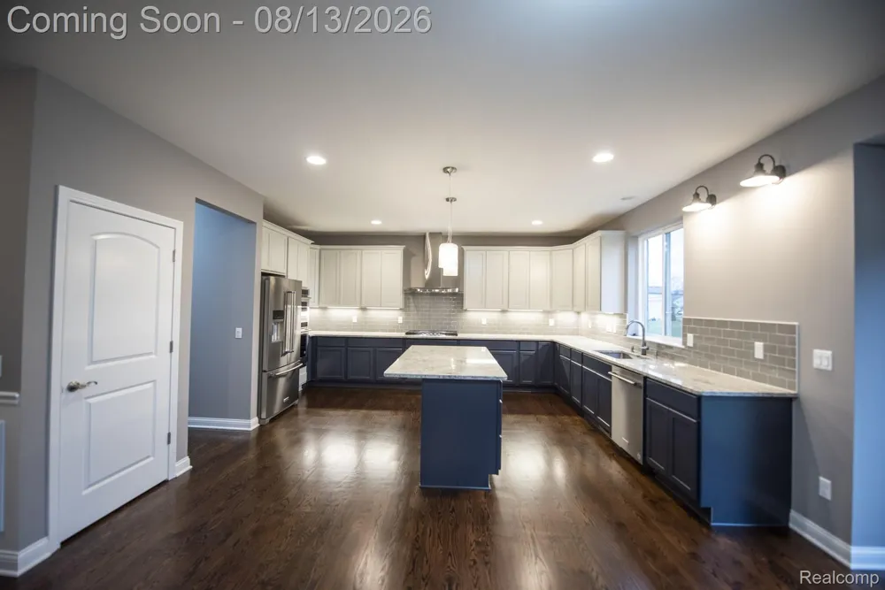 72 Arthur Drive Troy City, MI 48083